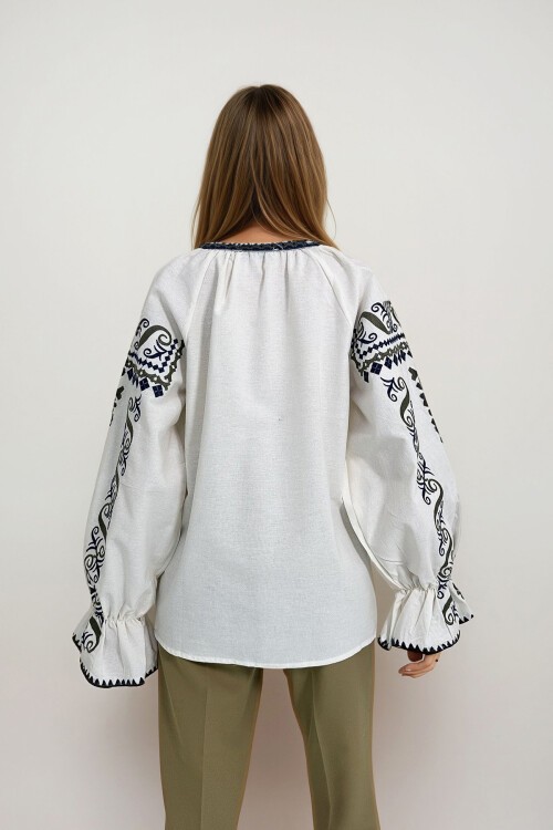 Ekru Nakış İşlemeli Bluz