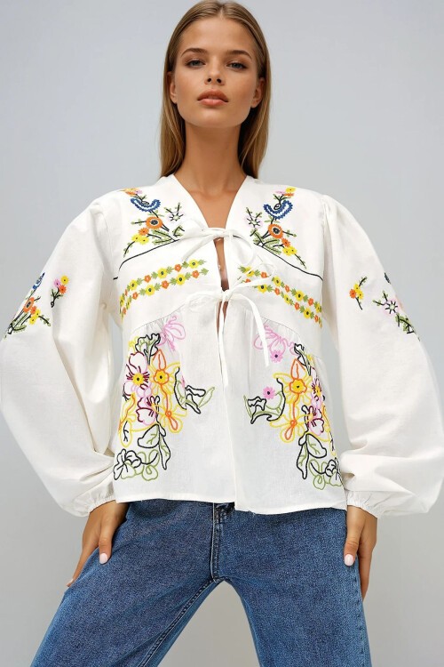 Ekru V Yaka Bağlama Detaylı Nakış İşlemeli Dokuma Bluz