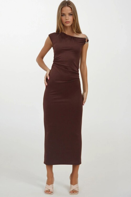 Kahverengi Asimetrik Yaka Halka Detaylı Yanı Büzgülü Midi Boy Elbise