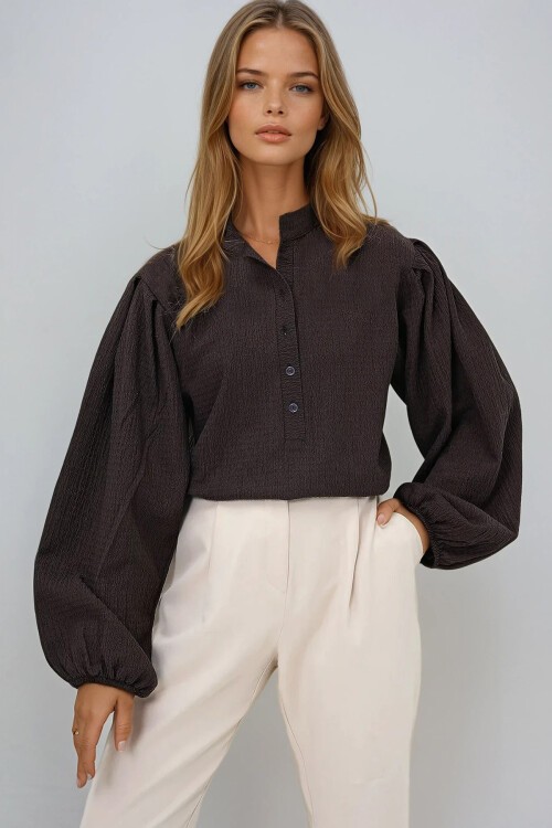 Kahverengi Hakim Yaka Önü Düğmeli Balon Kol Dokulu Bürümcük Gömlek Bluz