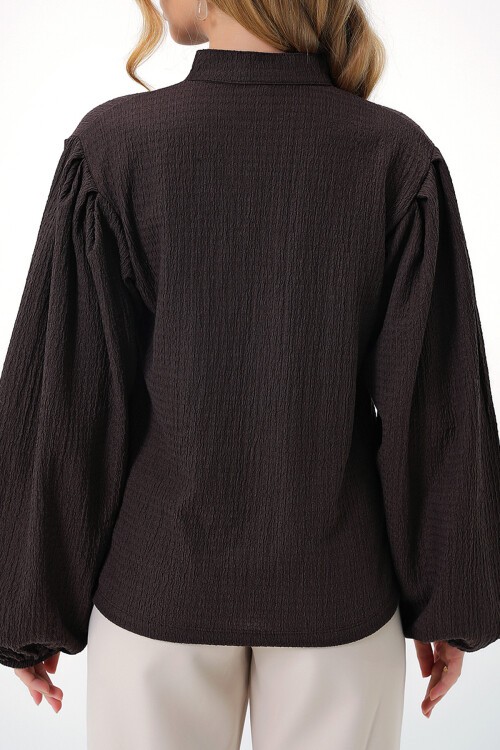 Kahverengi Hakim Yaka Önü Düğmeli Balon Kol Dokulu Bürümcük Gömlek Bluz