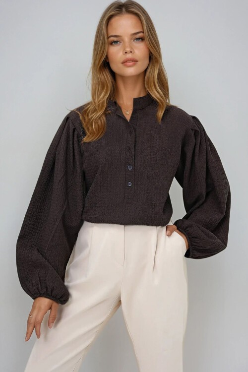 Kahverengi Hakim Yaka Önü Düğmeli Balon Kol Dokulu Bürümcük Gömlek Bluz