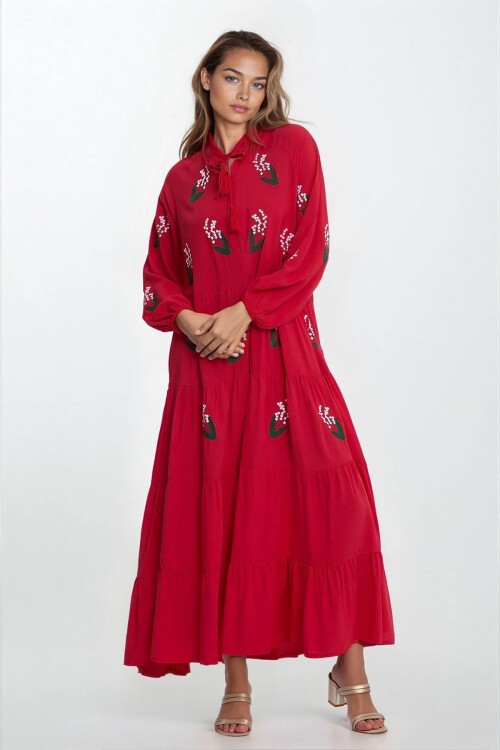 Kırmızı Nakışlı Hakim Yaka Bağcıklı Büyük Beden Elbise