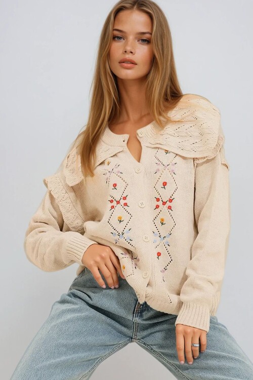 Krem Bisiklet Yaka Nakış İşlemeli Kolları Fırfırlı Kışlık Triko Hırka