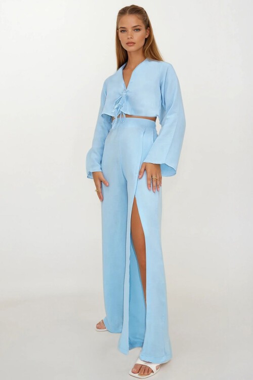 Mavi Beli Lastikli Çift Cepli Yırtmaç Detaylı Pantolon Ve Bağlama Detaylı Crop Bluz Müslin Takım