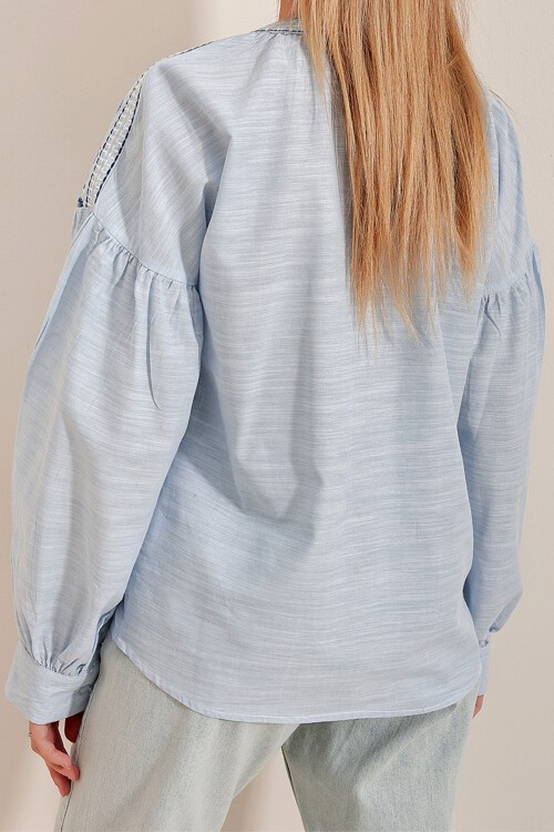 Mavi Bisiklet Yaka Omuzları Nakışlı Önü Düğmeli Terry Cotton Bluz