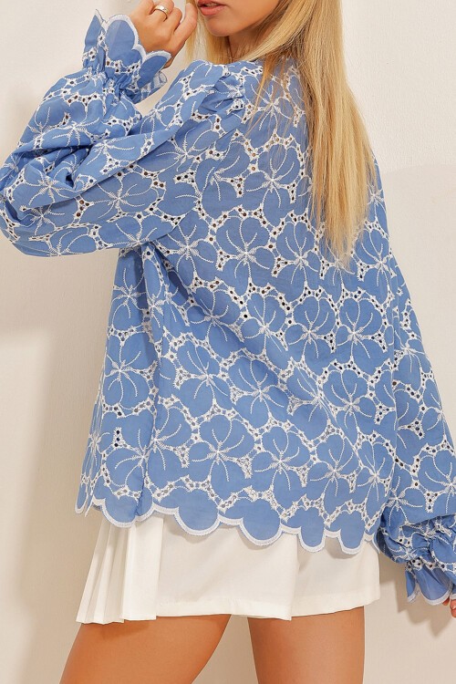 Mavi Düğme Detaylı Nakışlı Balon Kol Bluz