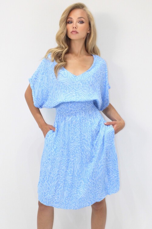 Mavi V Yaka Çift Cepli Desenli Beli Gipeli Dokuma Viskon Elbise