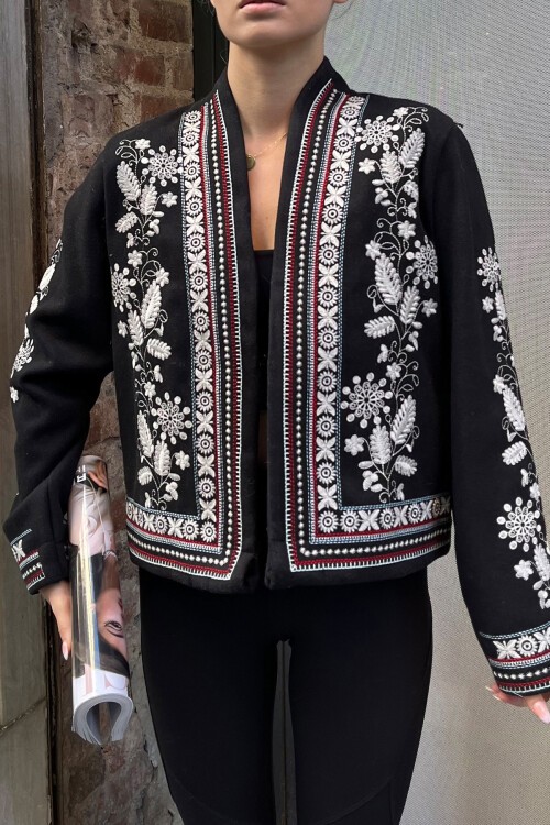 Siyah Özel Etnik Nakış İşlemeli Kaşe Ceket