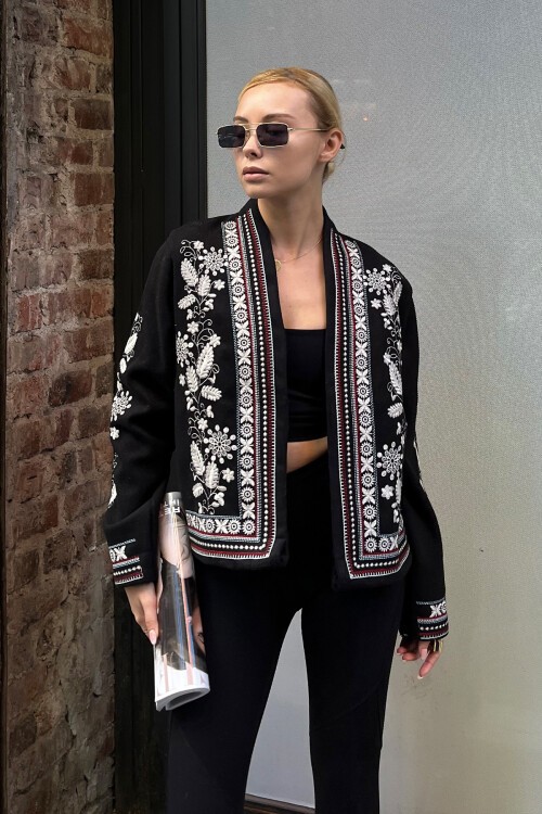 Siyah Özel Etnik Nakış İşlemeli Kaşe Ceket