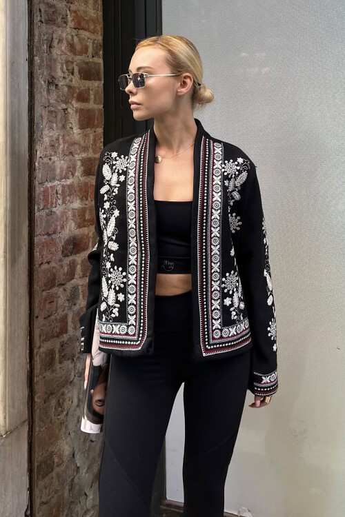 Siyah Özel Etnik Nakış İşlemeli Kaşe Ceket