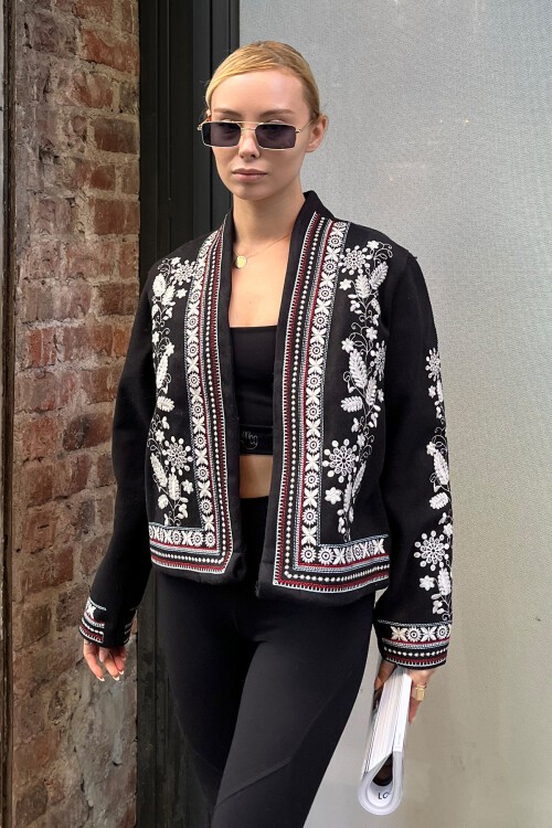 Siyah Özel Etnik Nakış İşlemeli Kaşe Ceket