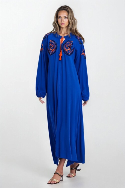 Saks Bağlama Detaylı Nakışlı Büyük Beden Viskon Elbise