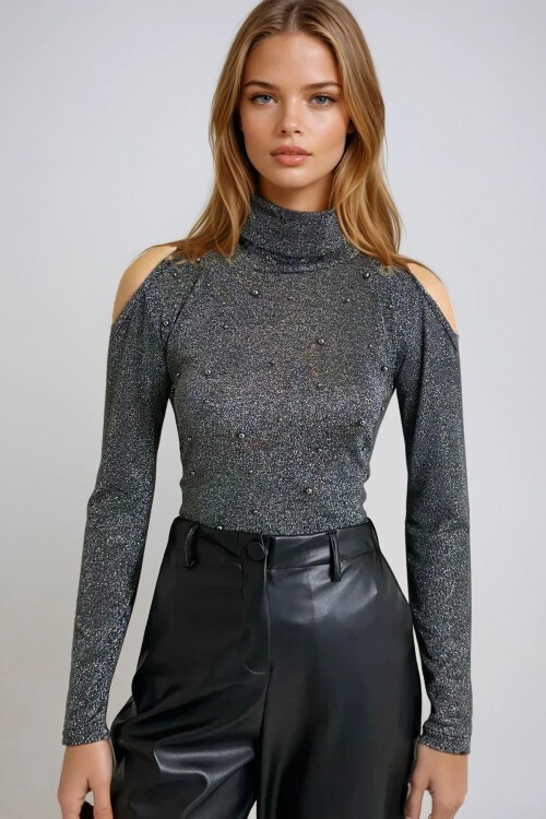 Simli Siyah Balıkçı Yaka İnci Çakmalı Omuz Dekolteli Simli Örme Bluz