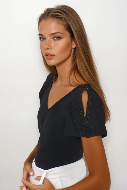 Siyah Ajurlu Kolları Yırtmaç Detaylı Triko Bluz