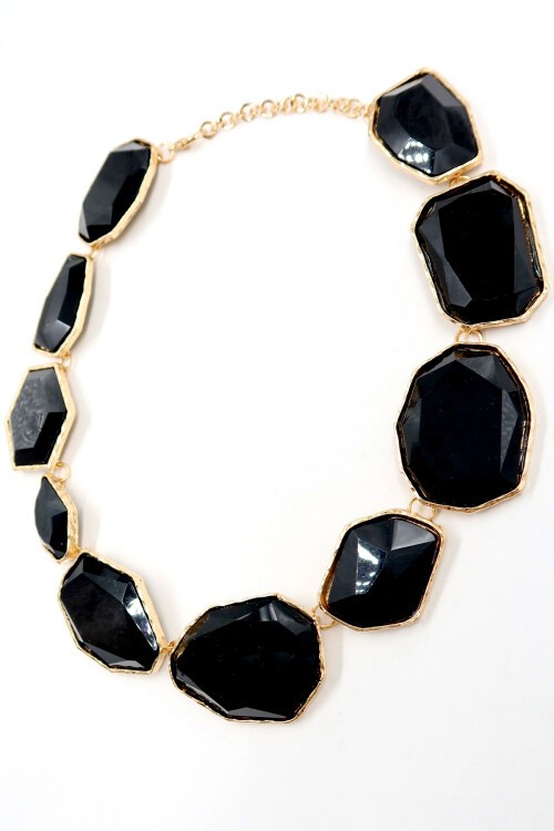 Siyah Altın Çerçeveli Asimetrik Taşlı Kolye