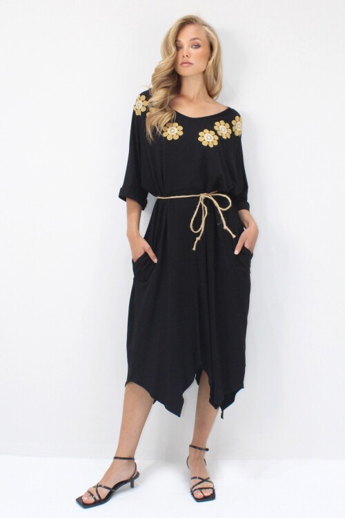 Siyah Asimetrik Kesim  V Yaka Nakış İşlemeli Çift Cepli Hasır Kemerli Viskon Elbise