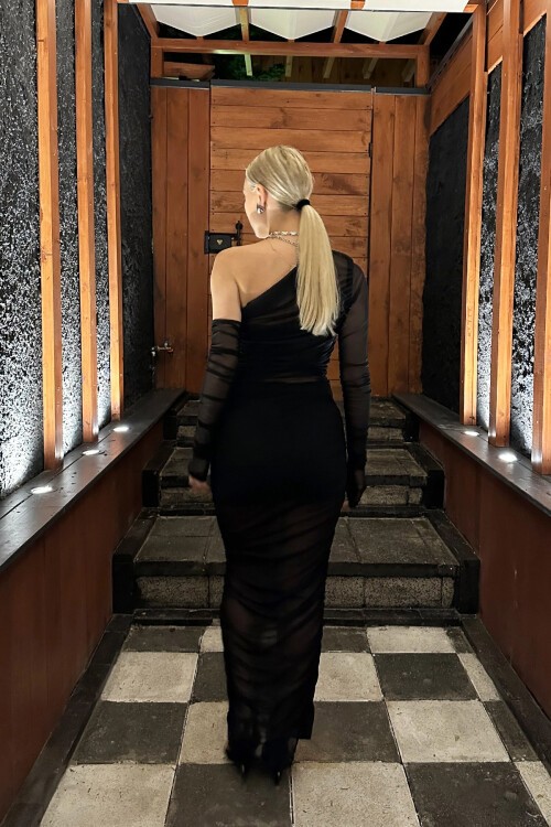 Siyah Asimetrik Yaka Astarlı Ve Eldivenli Büzgülü Elbise