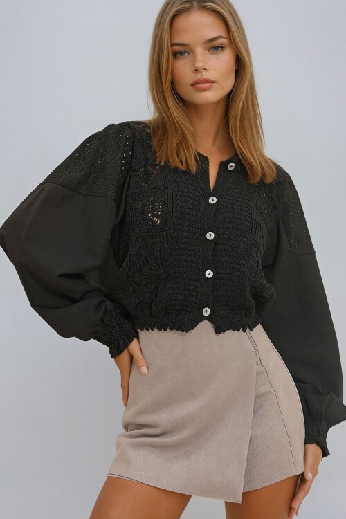 Siyah Bisiklet Yaka Ajurlu Kolları Fistolu Crop Triko Hırka