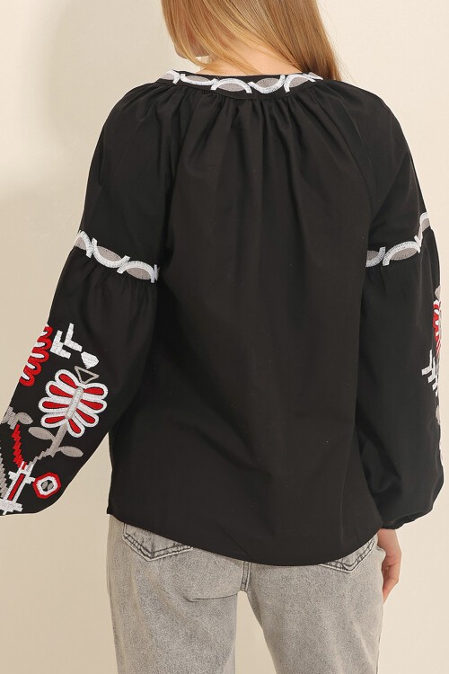 Siyah Hakim Yaka Nakışlı Dokuma Bluz