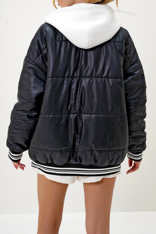 Siyah Kapüşonlu Arma Detaylı Puffer Mont