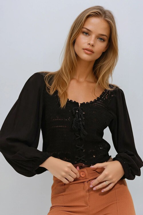 Siyah Kare Yaka Önü Bağlamalı Kroşata Dokuma Crop Bluz