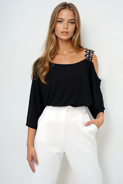 Siyah Kayık Yaka Tek Omuz Payet Bantlı Bluz