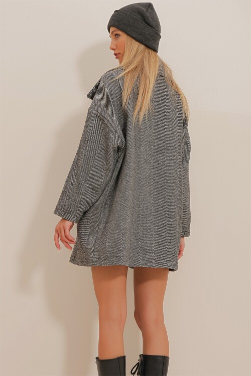 Siyah Kruvaze Yaka Balık Sırtı Desenli Kaşe Cepli Astarsız Kaban