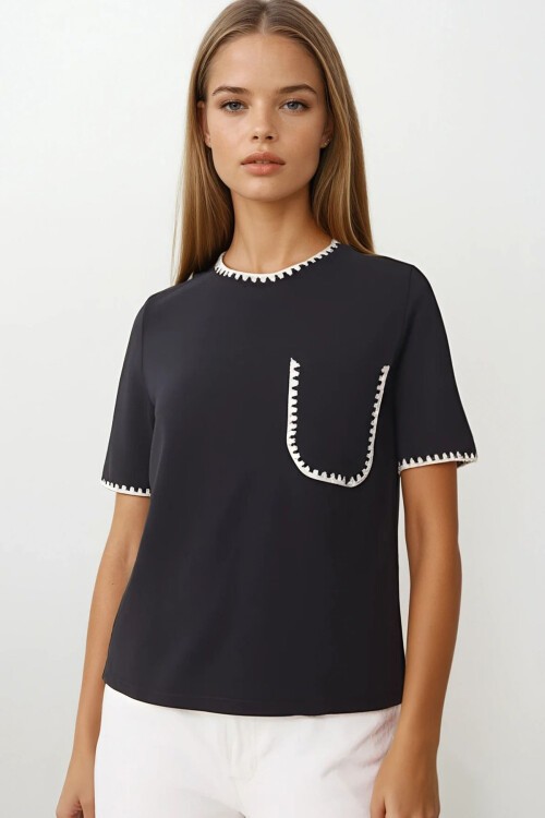 Siyah Nakış İşlemeli Tek Cepli T-Shirt