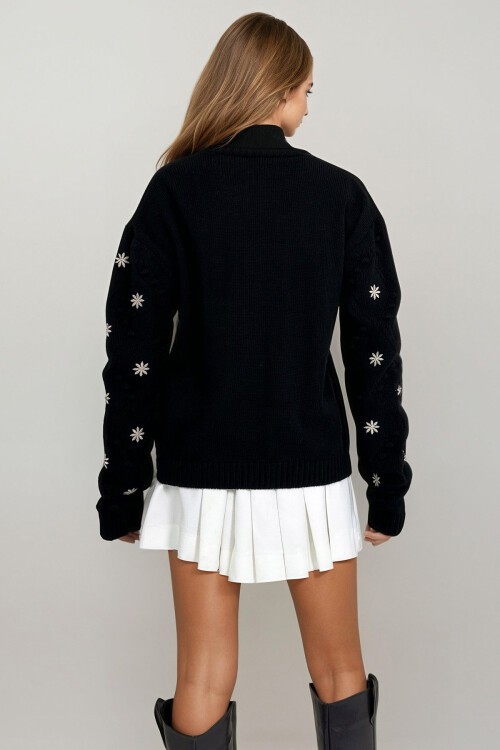 Siyah Nakışlı Triko Kazak