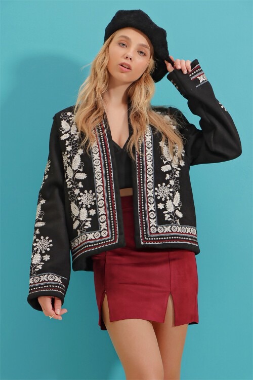 Siyah Şal Yaka Nakışlı Bordür Detaylı Kaşe Ceket