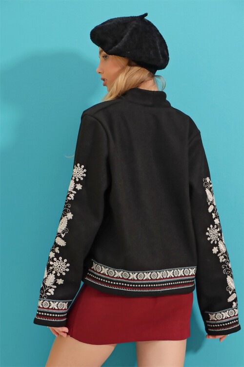 Siyah Şal Yaka Nakışlı Bordür Detaylı Kaşe Ceket