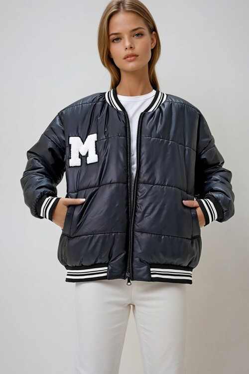 Siyah Yakası Ribanalı Arma Detaylı Puffer Mont