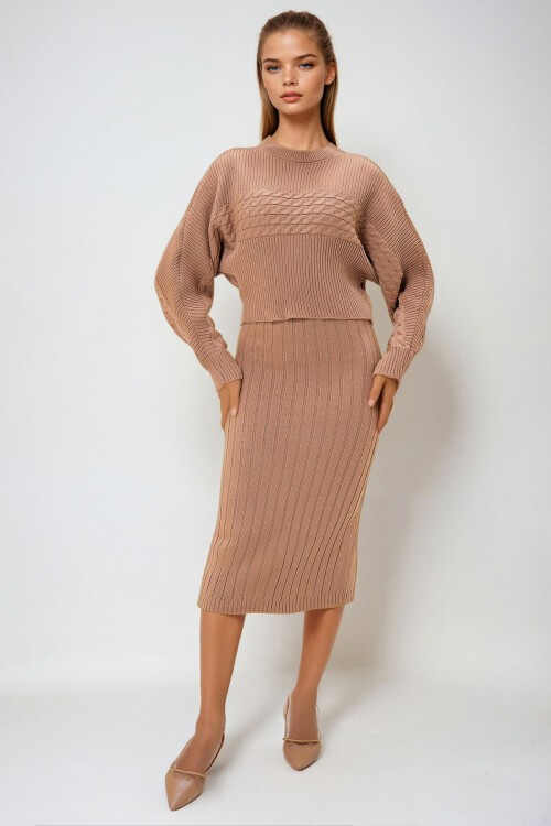 Sütlü Kahve Dik Yaka Yarasa Kol Crop Kalın Kışlık Kazak Ve Askılı Jile Takım