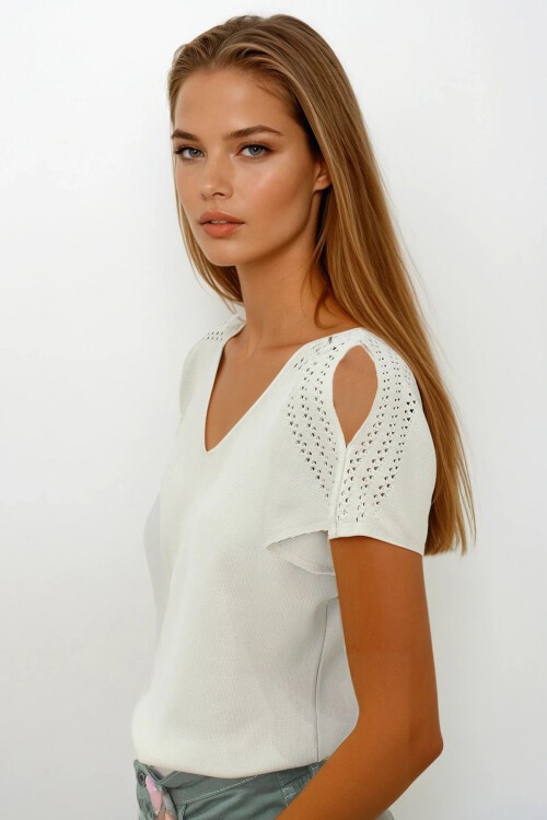 Taş Ajurlu Kolları Yırtmaç Detaylı Triko Bluz