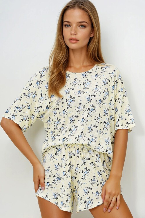 Tereyağı Sarısı Çiçek Desenli Bisiklet Yaka Pamuklu T Shırt Veşortlu Pijama Takımı