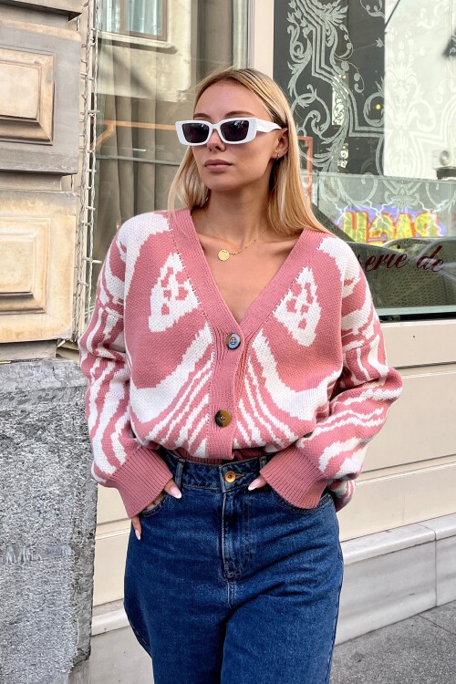 Pudra V Yaka Düğmeli Soyut Desen Kalın Örme Hırka