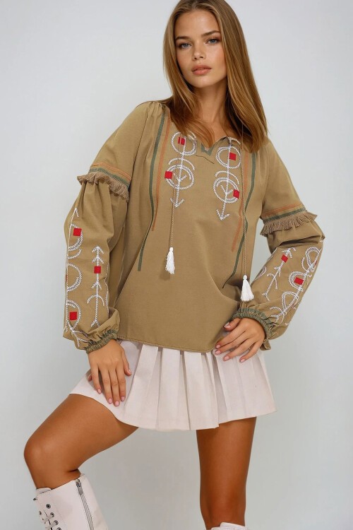 Yeşil İşlemeli Püskül Detaylı Dokuma Bluz