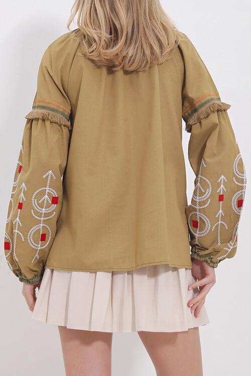 Yeşil İşlemeli Püskül Detaylı Dokuma Bluz