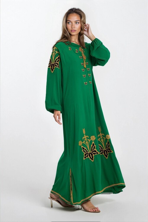 Yeşil Kolları Lastikli Hakim Yaka Püsküllü Büyük Beden Elbise