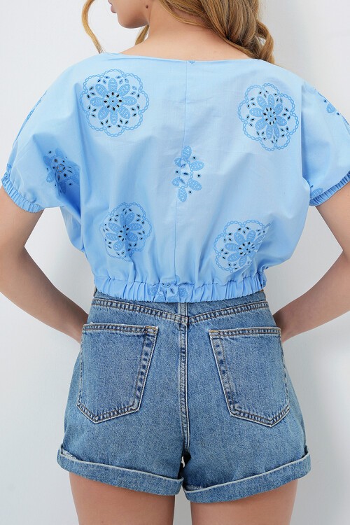 Bebe Mavi Geniş Yaka Güpür Premium Crop Dokuma Bluz