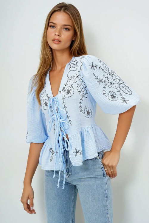 Bebe Mavi V Yaka Bağlama Ve Nakış Detaylı Eteği Volanlı Müslin Keten Bluz