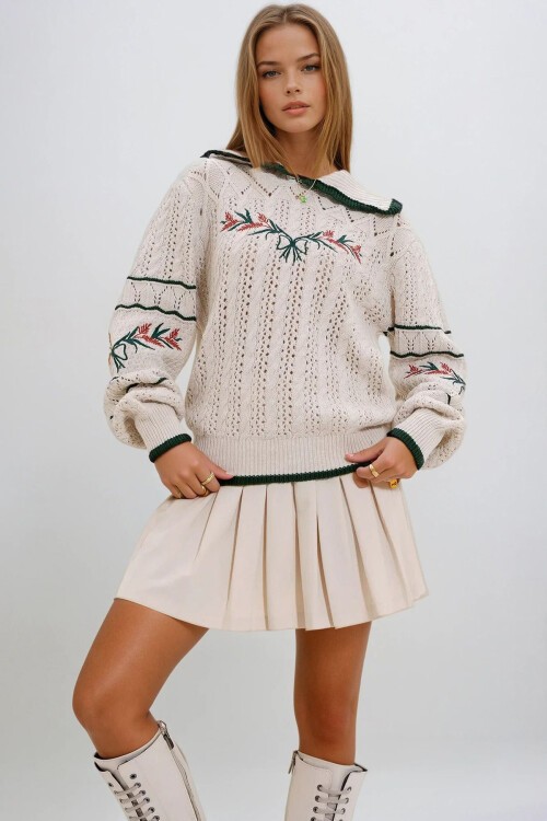Bej Bebe Yaka Nakış İşlemeli Triko Kazak