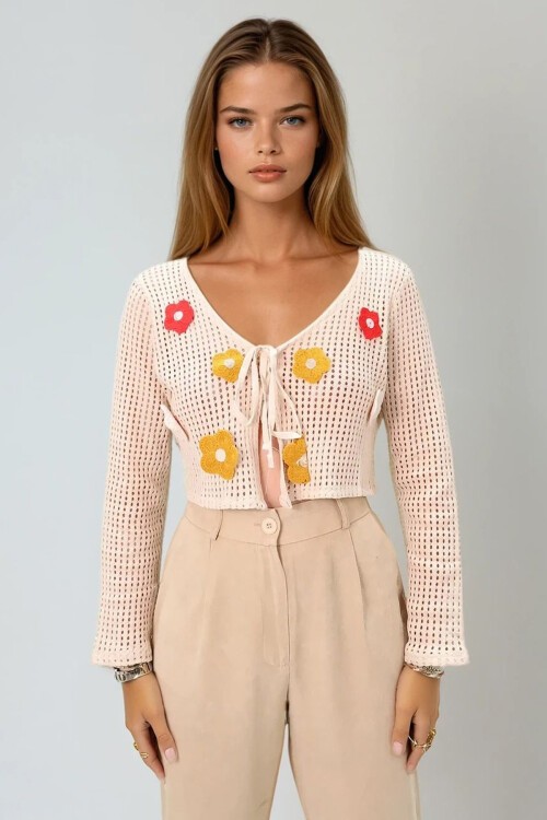 Bej Önü Bağcıklı Çiçek Motifli Kroşe Hırka