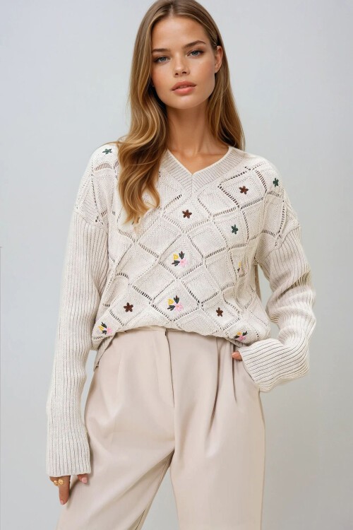 Bej V Yaka Baklava Desenli Çiçek Nakış İşlemeli Delik Ajurlu Triko Kazak