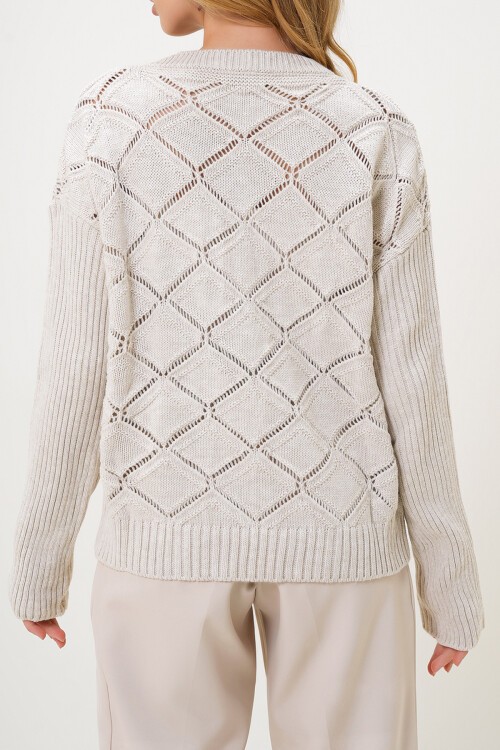 Bej V Yaka Baklava Desenli Çiçek Nakış İşlemeli Delik Ajurlu Triko Kazak