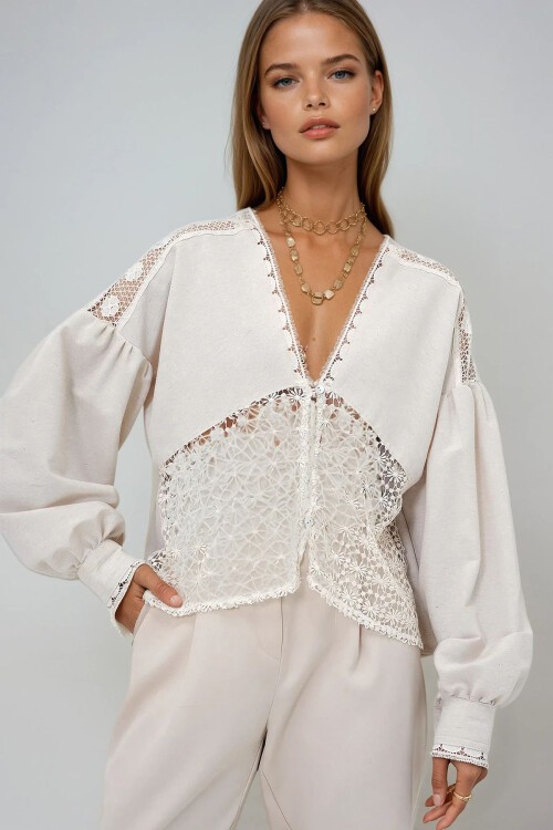 Bej V Yaka Güpür Detaylı Balon Kol Önü Düğmeli Keten Bluz