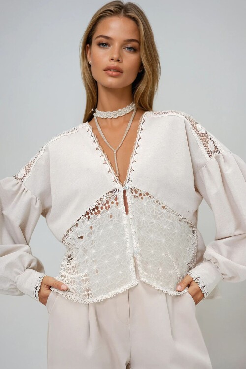 Bej V Yaka Güpür Detaylı Balon Kol Önü Düğmeli Keten Bluz