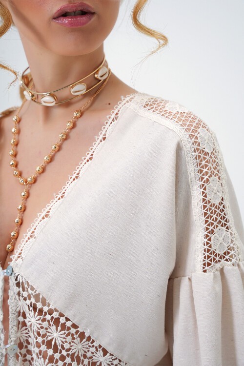 Bej V Yaka Güpür Detaylı Balon Kol Önü Düğmeli Keten Bluz