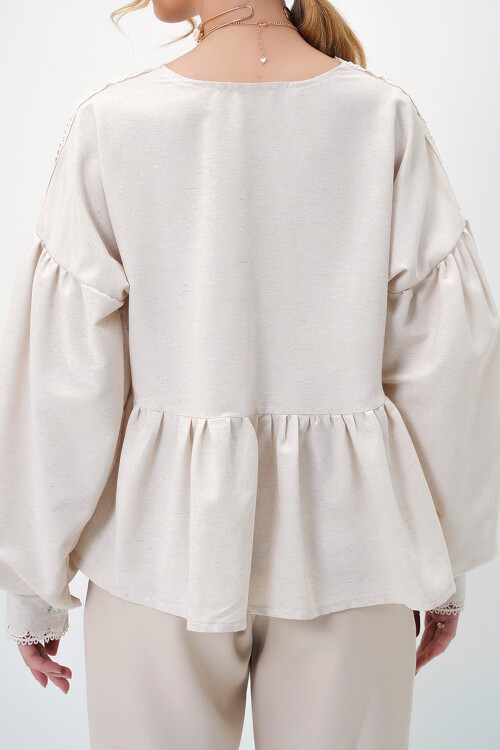 Bej V Yaka Güpür Detaylı Balon Kol Önü Düğmeli Keten Bluz